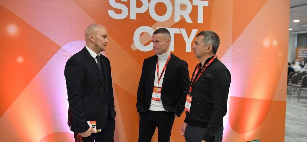 Учасники SBC Summit Ukraine Lviv 2026 розмовляють у зоні SPORT CITY