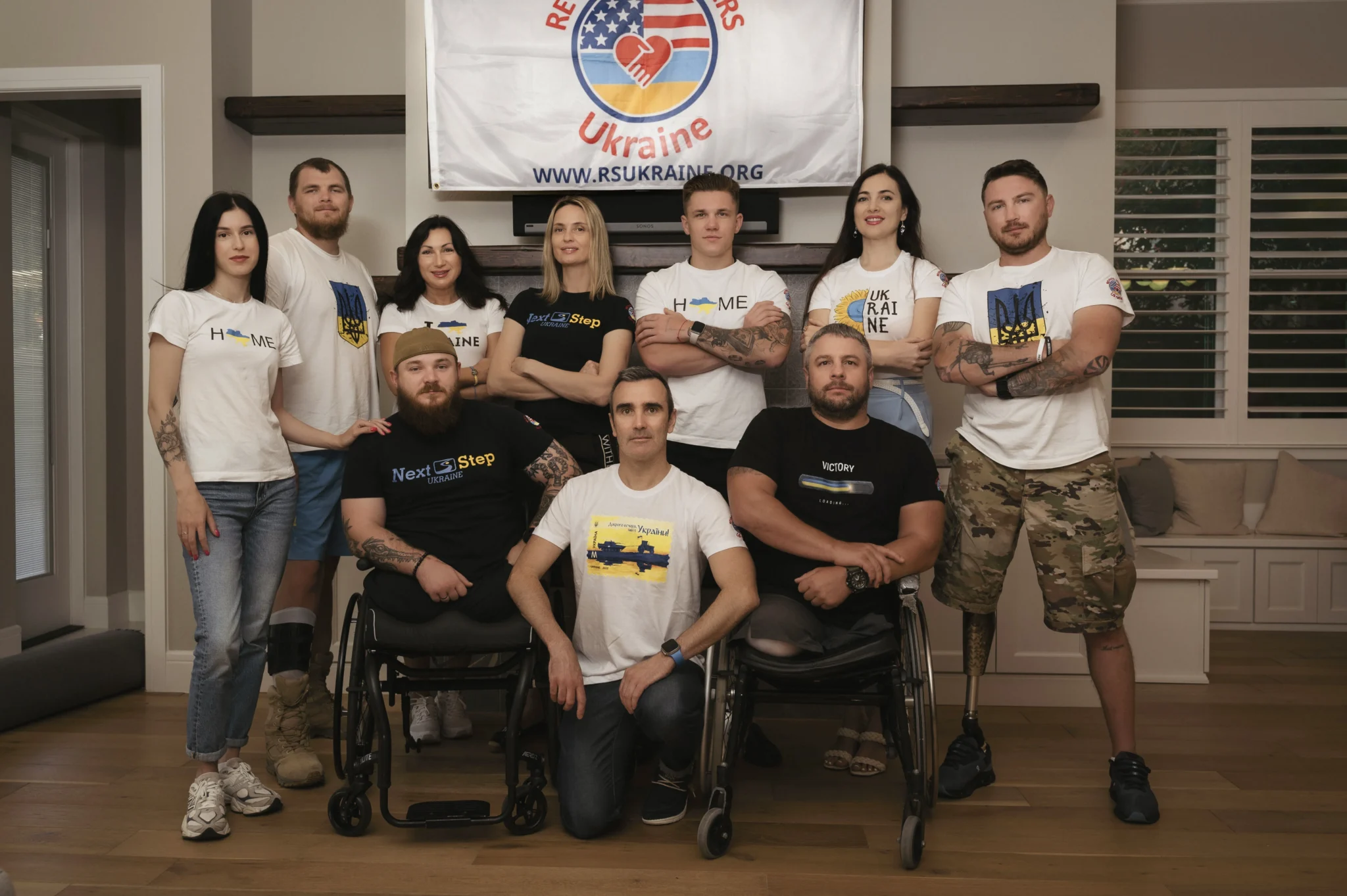 Il team di Revived Soldiers Ukraine e militari feriti con protesi in un centro di riabilitazione
