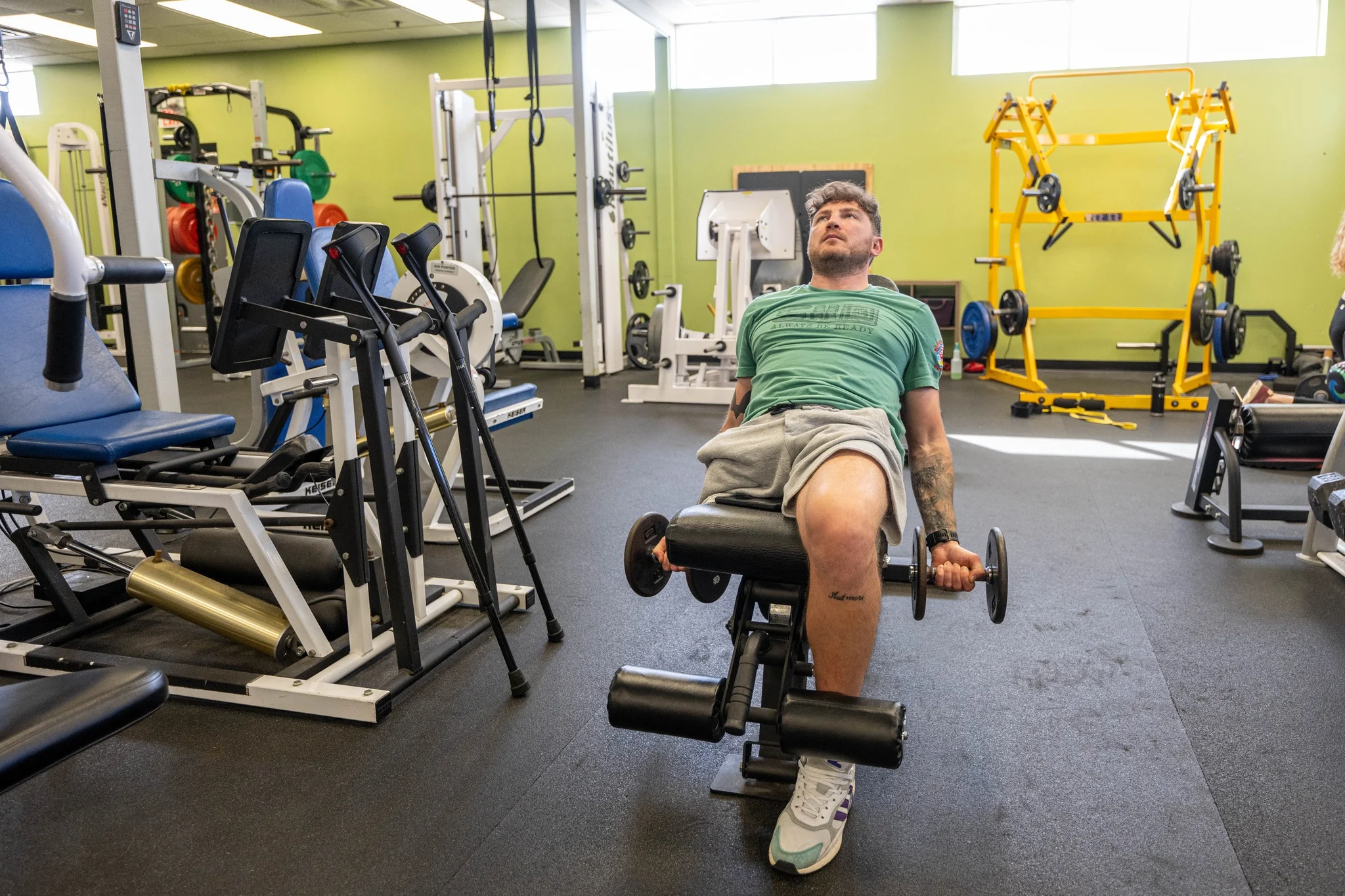 Un paziente esegue un esercizio per la gamba su un macchinario nella palestra di riabilitazione