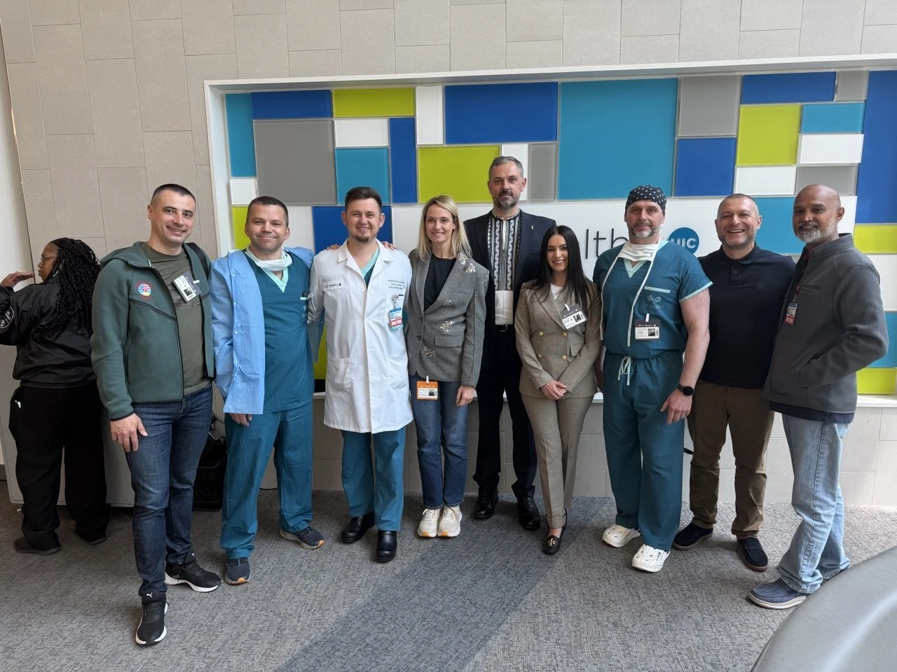 Foto di gruppo dei medici e degli specialisti del centro di riabilitazione